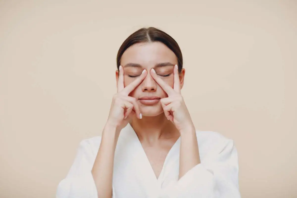 Esercizi di face yoga con olio