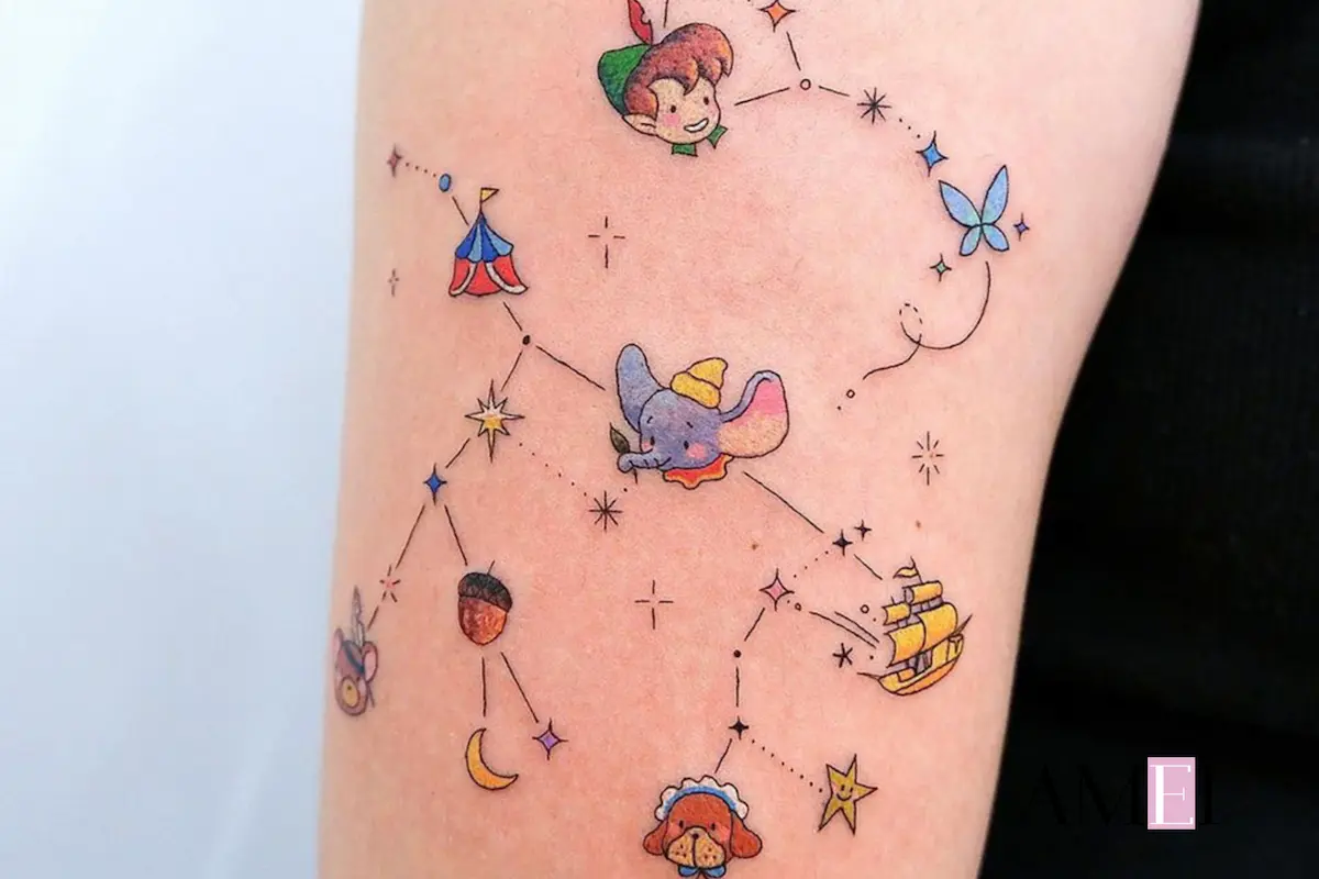 Tatuaggio charm colorato con personaggi Disney come Peter Pan e Dumbo in stile costellazione