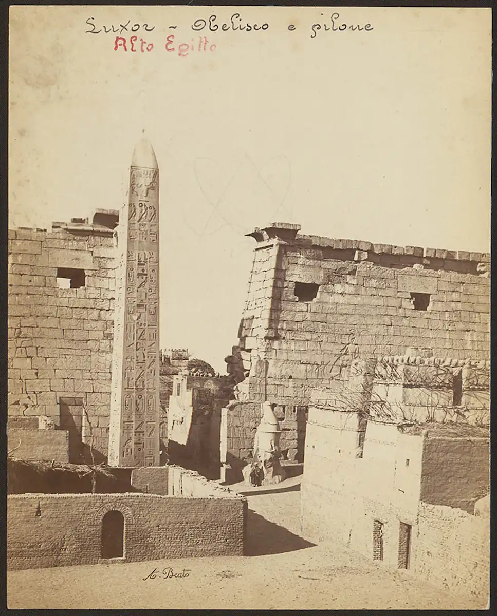 Antonio Beato, Luxor: obelisco e pilone; foto ottocentesca su carta albuminata in mostra al Museo Fortuny, Venezia
