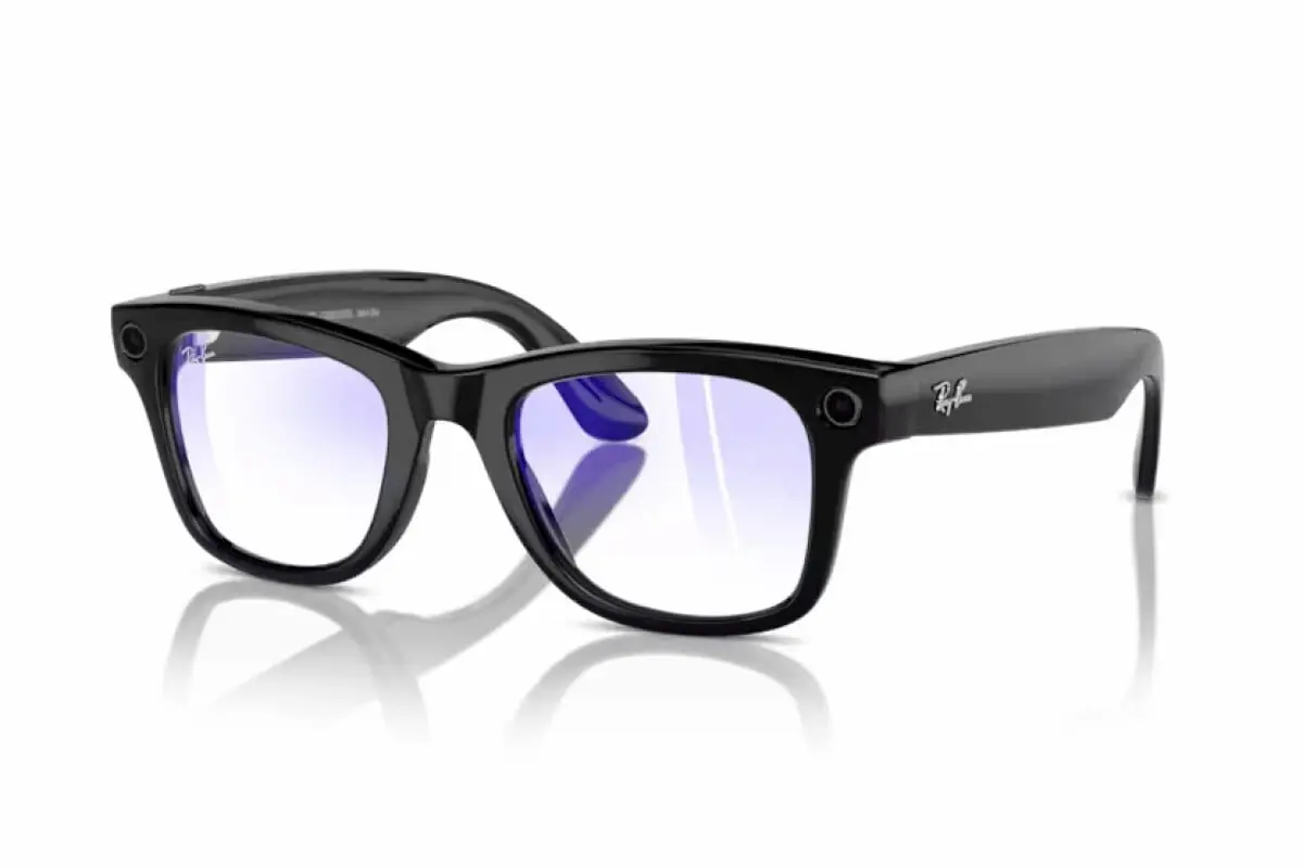 Occhiali Ray‑Ban Meta AI neri stile Wayfarer con lenti sfumate e fotocamera integrata