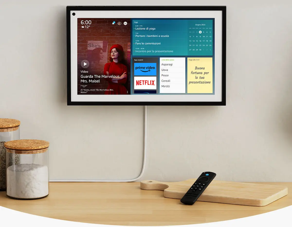 Amazon Echo Show montato a parete in cucina con schermo smart display attivo e comandi vocali