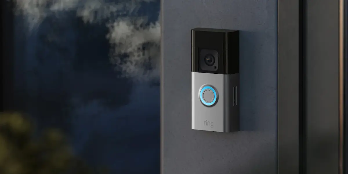 Campanello smart Ring Video Doorbell con videocamera HD e illuminazione LED blu installato a parete