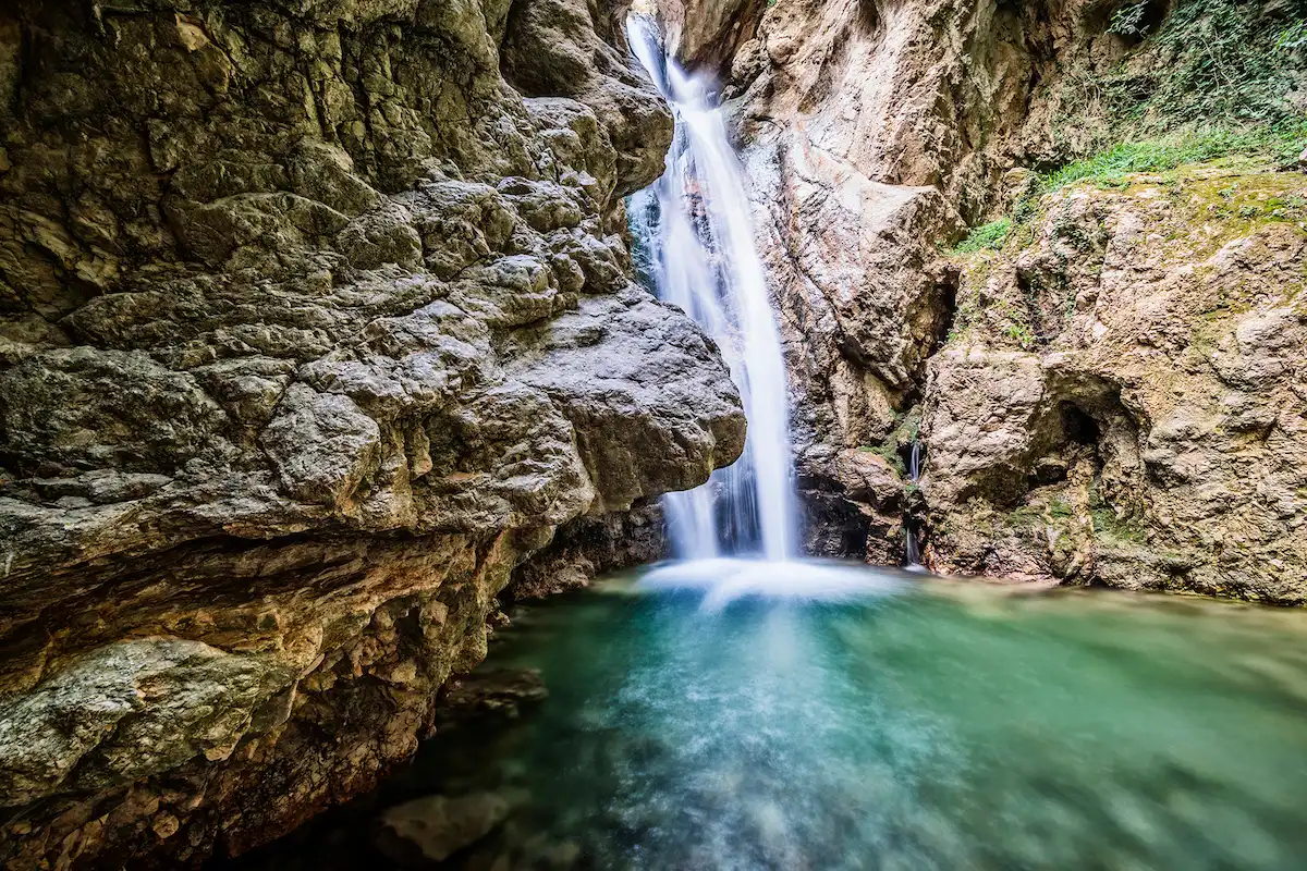 Cascate di Catafurco in Sicilia, acqua cristallina che scende tra le rocce del Parco dei Nebrodi.