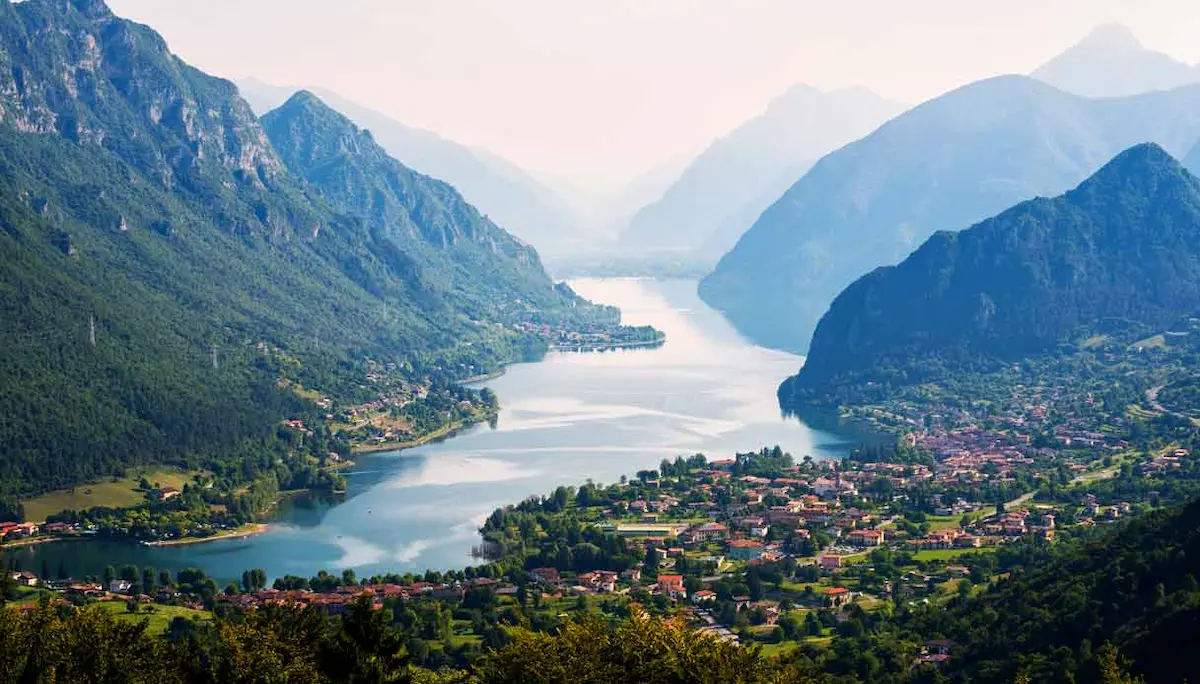 Panorama del Lago d’Idro in Lombardia, circondato da montagne verdi e borghi pittoreschi
