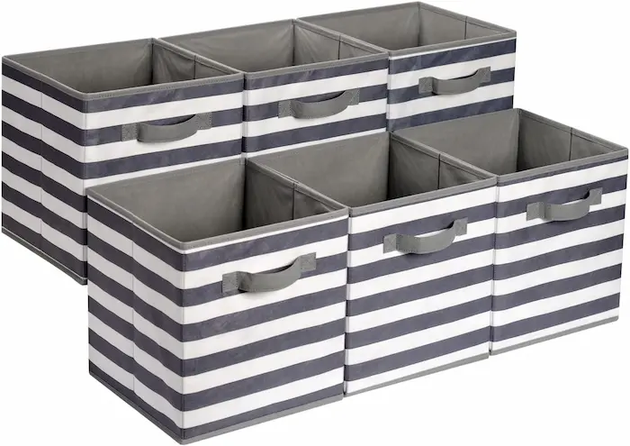 Set Amazon Basics di 6 cubi portaoggetti pieghevoli a righe grigie e bianche, perfetti per organizzare armadi e scaffali.