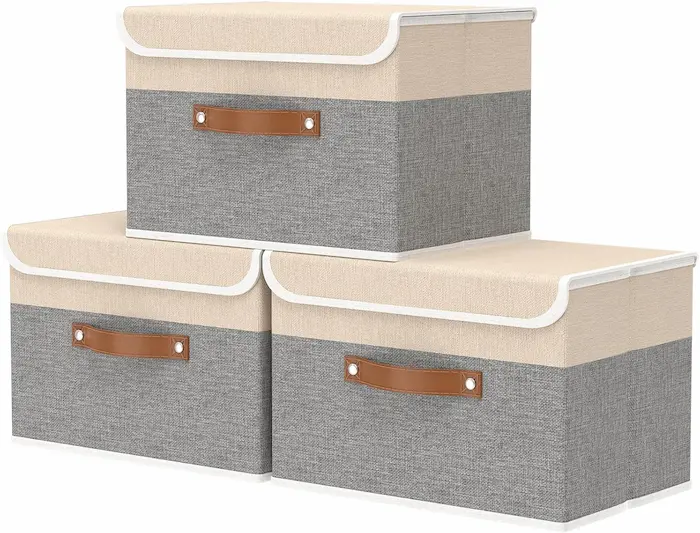 Set di 3 scatole contenitore Outbros in tessuto grigio e beige con manico in pelle, ideali per organizzare casa.