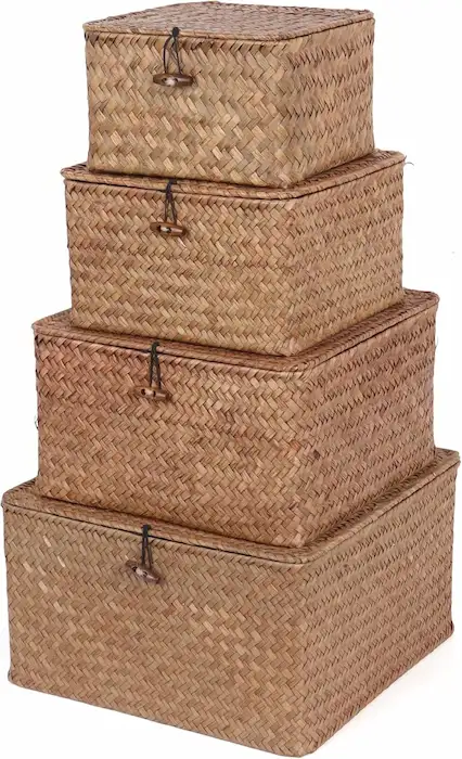 Set di 4 scatole Moosky in vimini intrecciato con coperchio, ideali per organizzare casa con stile naturale.