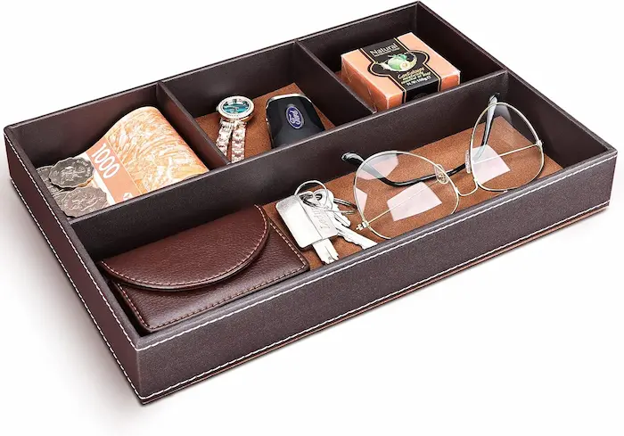 Svuotatasche GORESE in pelle PU con più scomparti, ideale per organizzare chiavi, occhiali e accessori all’ingresso.