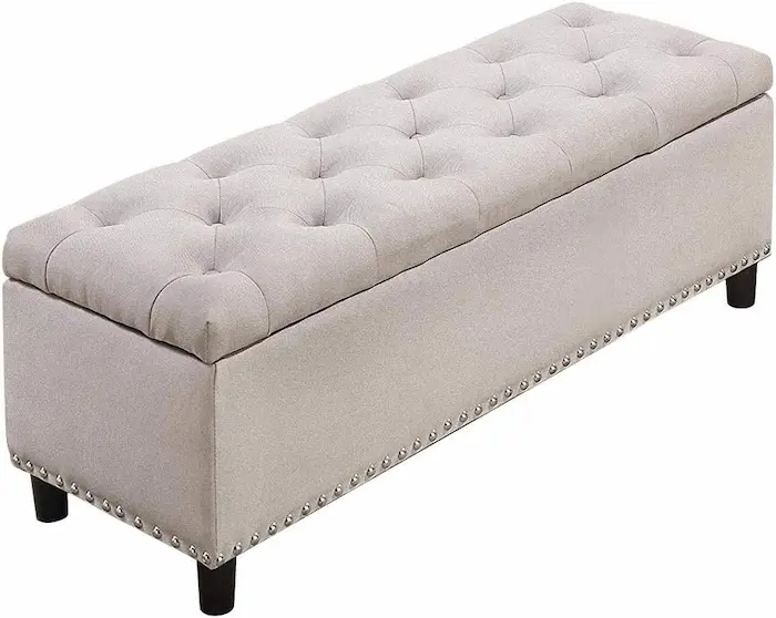 Panca contenitore Bakaji in tessuto beige trapuntato con borchie, elegante e funzionale per ingresso o camera da letto.