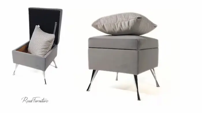 Pouf Adele RossiFurniture grigio con seduta contenitore e gambe cromate, elegante complemento d’arredo per salotto o ingresso.