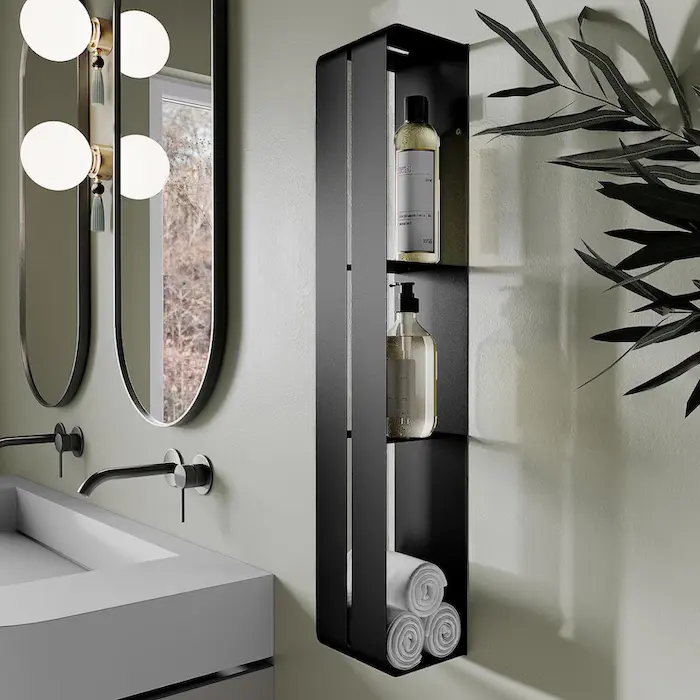 Mensola verticale da bagno ParametricStyleCo in metallo nero, design minimalista salvaspazio per organizzare asciugamani e prodotti.