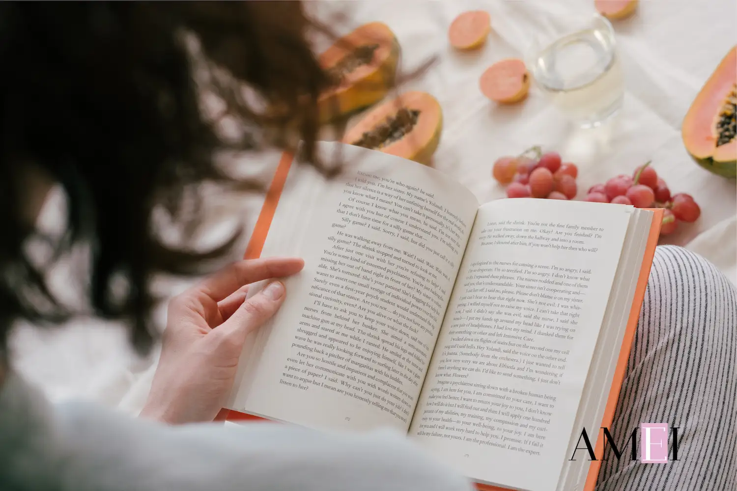 Lettura di un libro tra frutta fresca e luce naturale, simbolo di digital detox e benessere