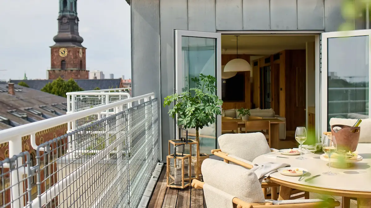 Balcone panoramico del Flora House Hotel a Copenaghen con vista sulla città e zona living elegante.