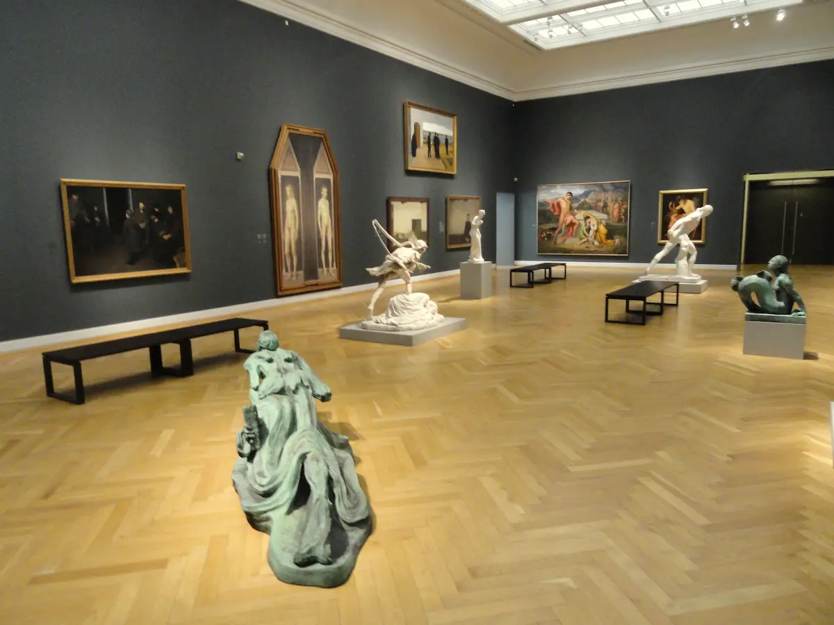 Sala con sculture e dipinti al Statens Museum for Kunst di Copenaghen, museo nazionale d’arte danese.