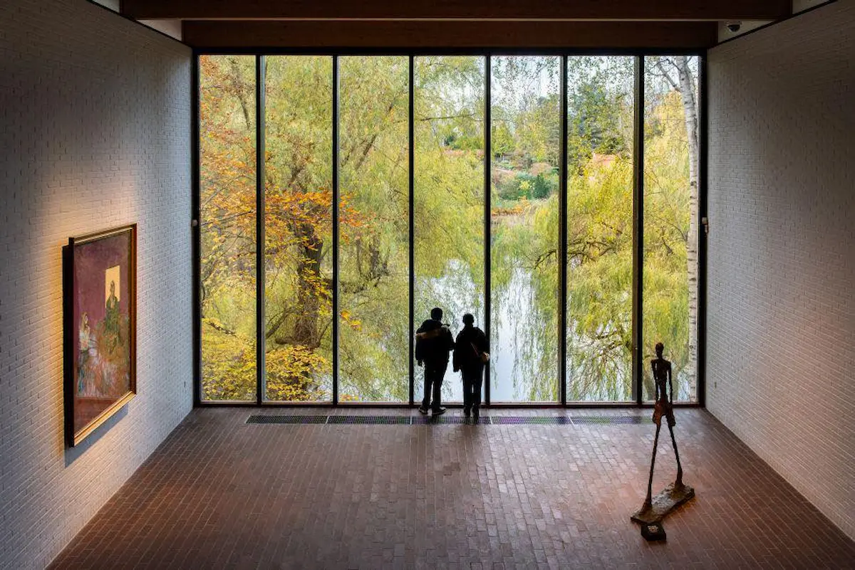 Vista panoramica sul giardino del Louisiana Museum of Modern Art vicino Copenaghen, con grandi vetrate e opere d’arte
