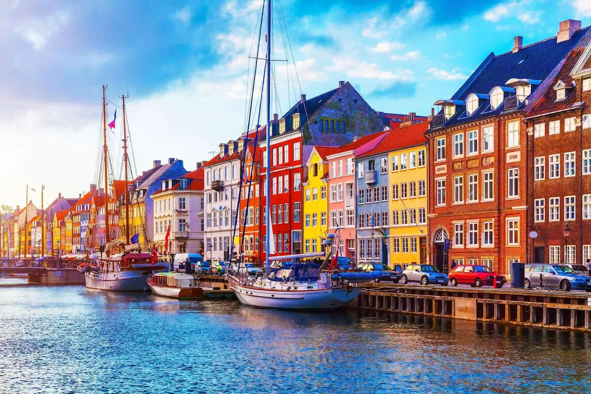 Il canale Nyhavn di Copenaghen con barche ormeggiate e case colorate, simbolo iconico della capitale danese.