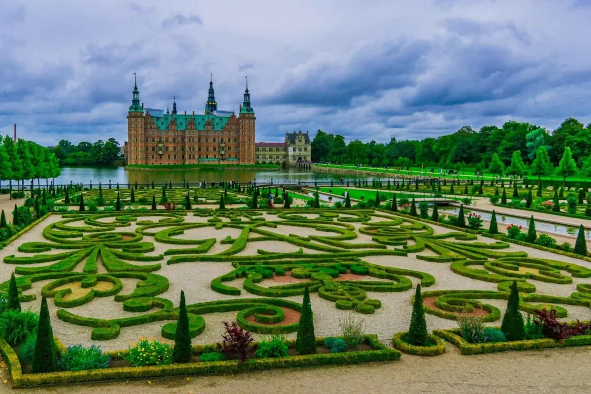 Castello di Frederiksborg con giardini barocchi, specchio d'acqua e siepi scolpite, a Hillerød, vicino Copenaghen.