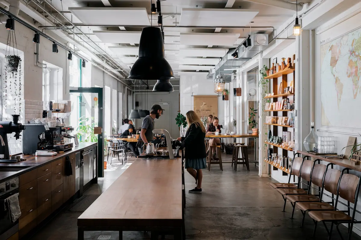 Interno del Coffee Collective a Copenaghen, caffetteria specialty con design scandinavo e atmosfera rilassata.