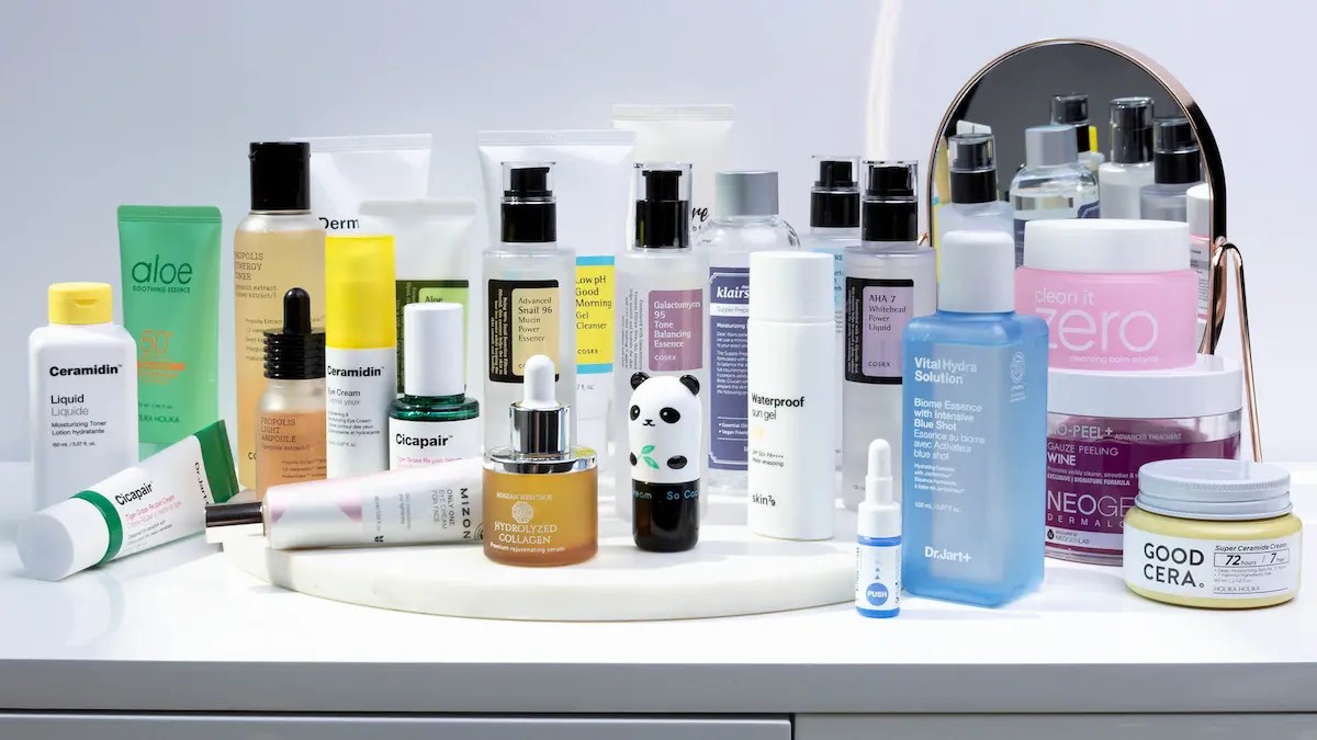 Selezione di prodotti skincare coreani per ottenere l'effetto glass skin: sieri, tonici, creme e solari.