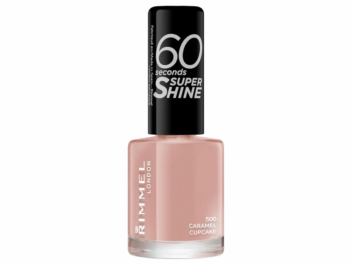 Smalto nude rosato Rimmel London Caramel Cupcake, finish lucido, tendenza unghie corte autunno 2025.
