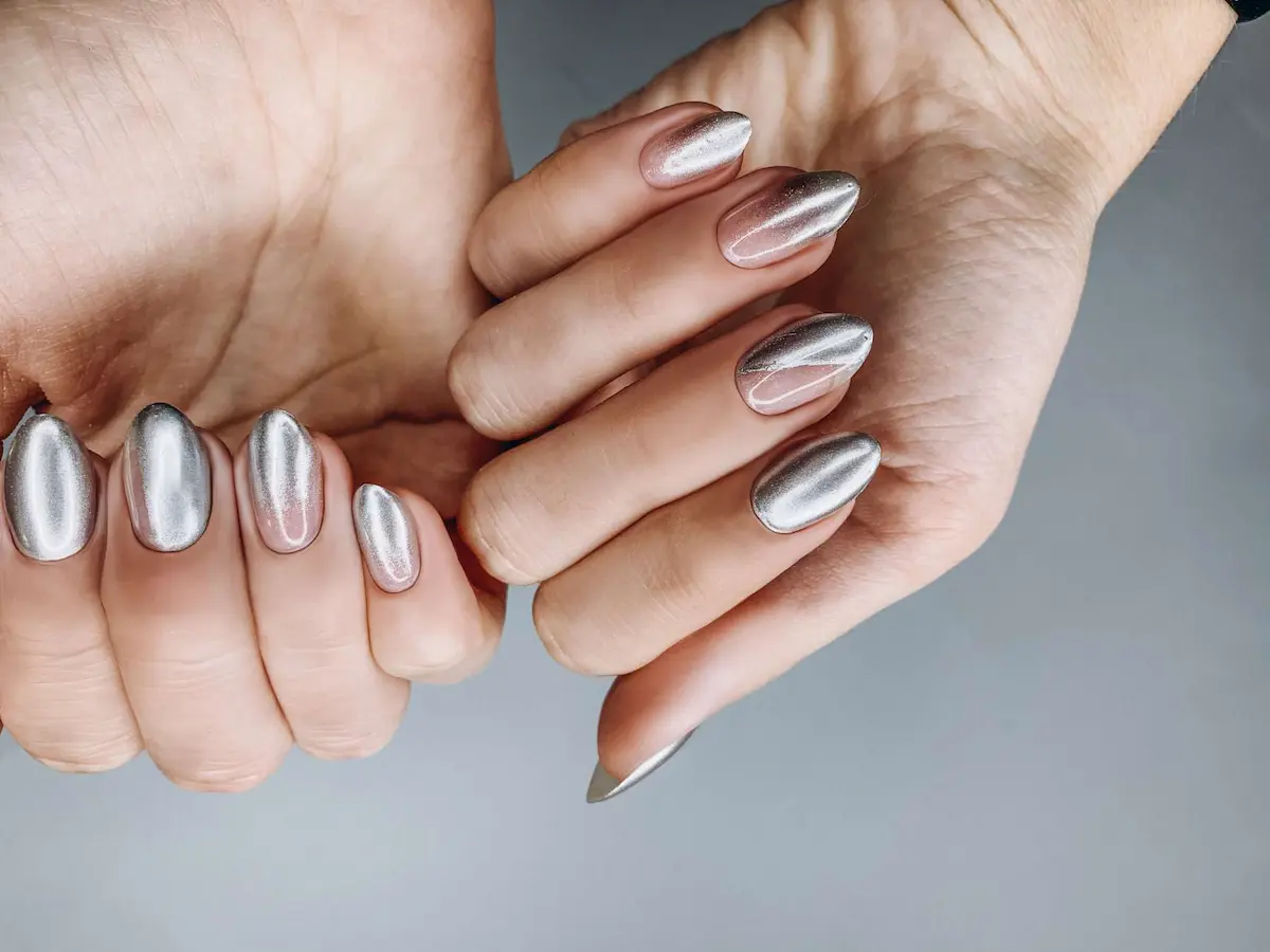 Unghie a mandorla con smalto argento effetto cromo specchiato e finish ultra lucido