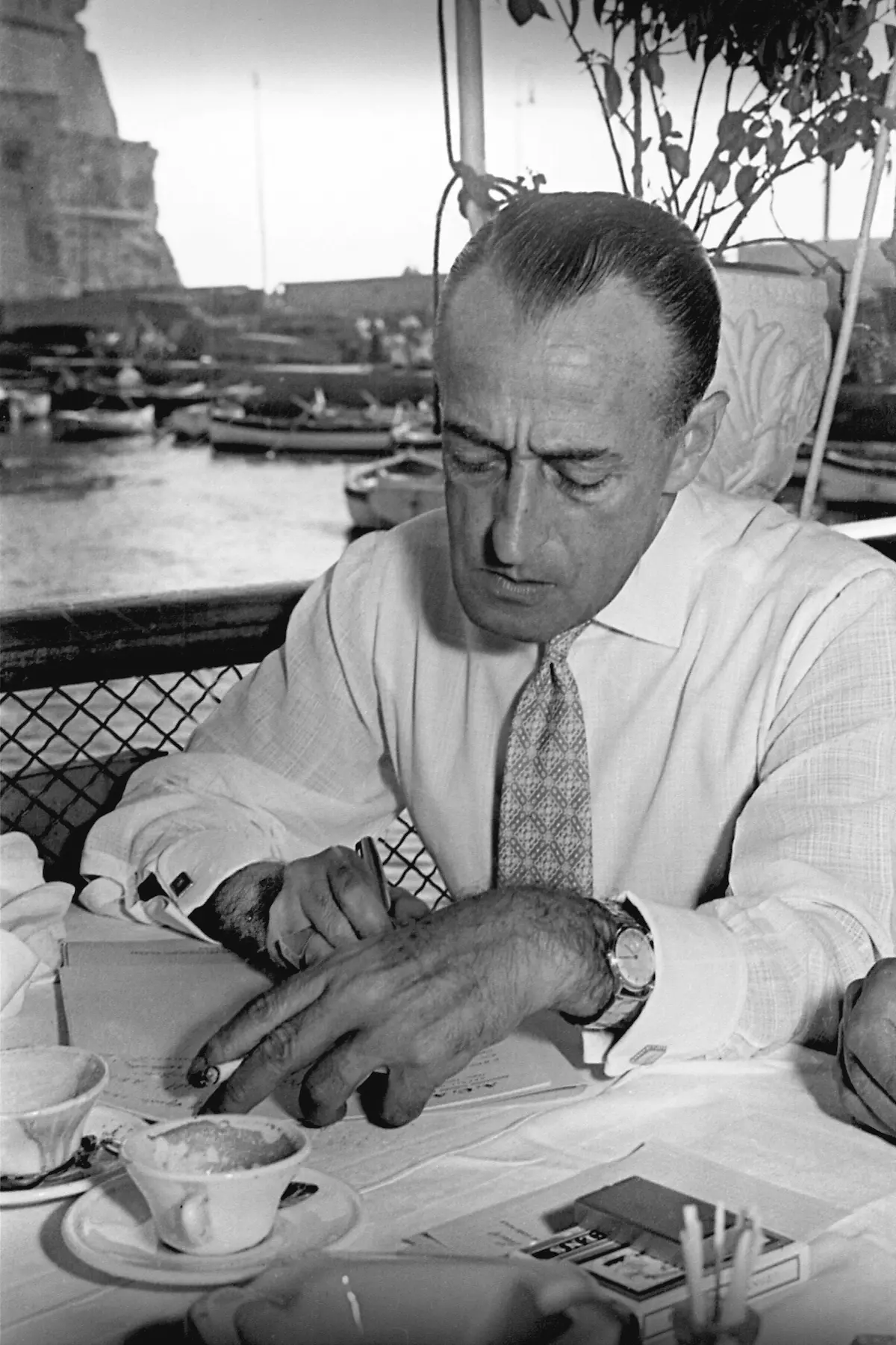 Totò al Borgo Marinari di Napoli, immagine d’archivio esposta alla mostra Totò e la sua Napoli 2025 a Palazzo Reale