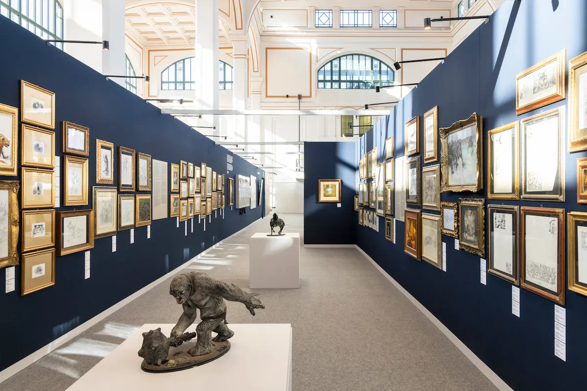 Allestimento sale espositive mostra Tolkien 2025 al Salone degli Incanti di Trieste con opere e sculture originali