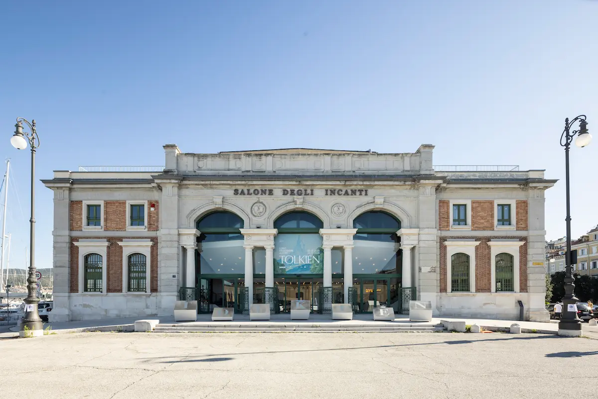 Facciata del Salone degli Incanti di Trieste, sede della mostra Tolkien 2025