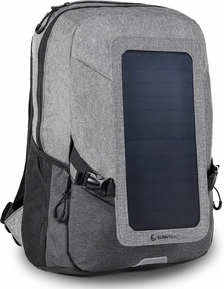 Zaino solare SunnyBag Explorer+ 15L con pannello fotovoltaico integrato per ricaricare dispositivi in viaggio.