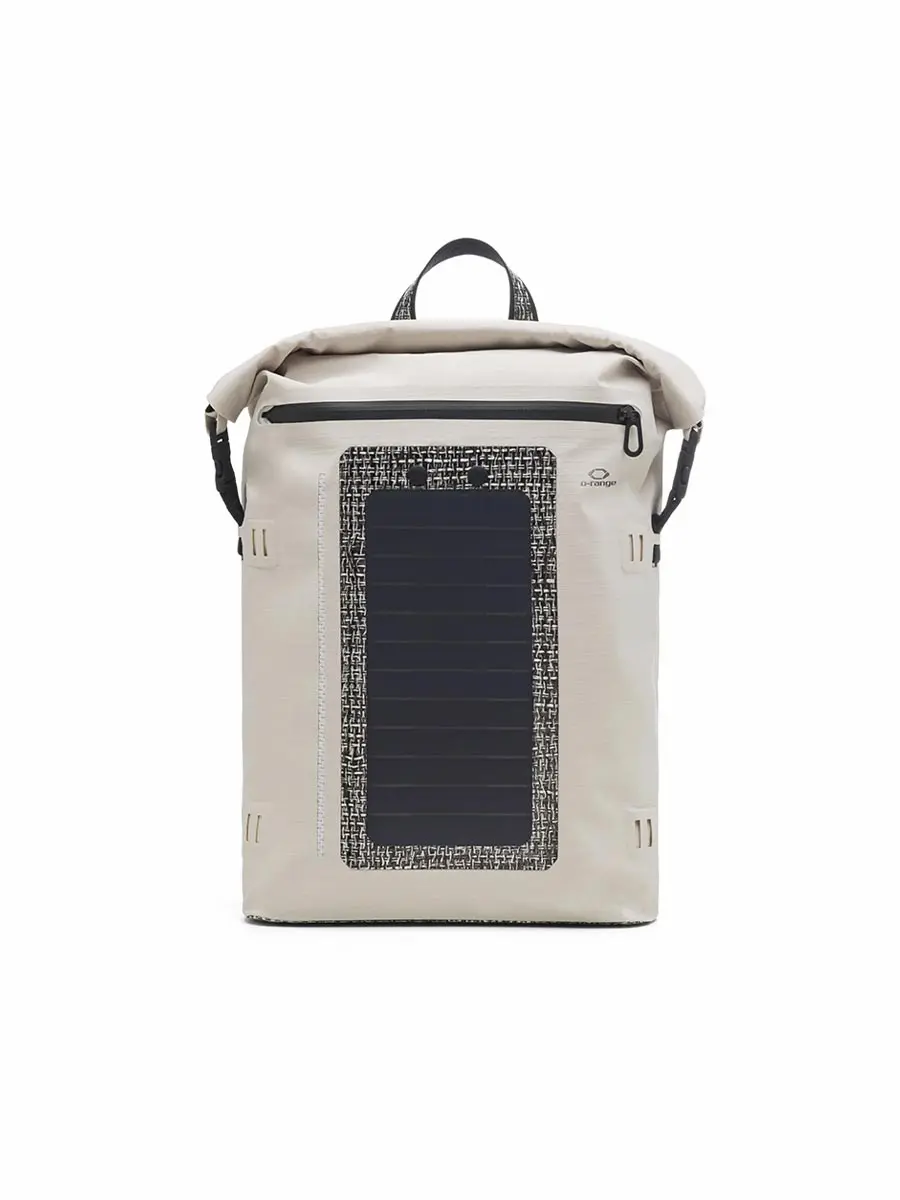 Zaino solare O-Range Apollo Plus Lunar Stone, design italiano con pannello fotovoltaico integrato e tessuto impermeabile.