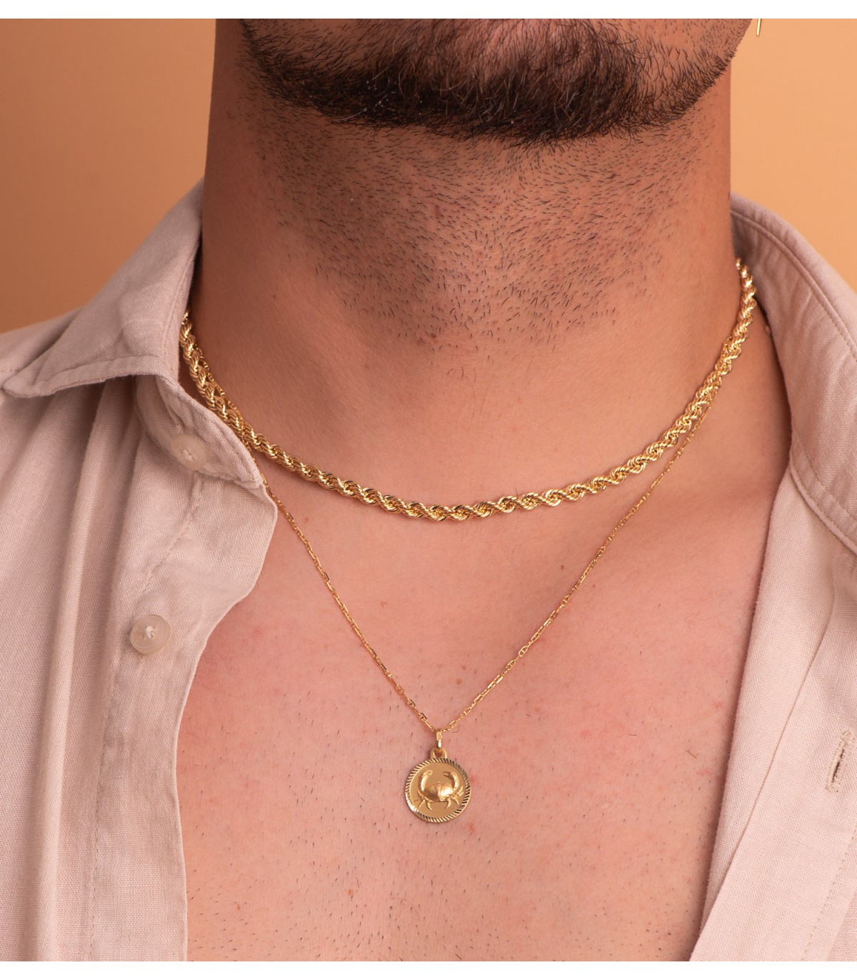 Uomo che indossa catene in oro giallo ALDA di diverse lunghezze, ideali da abbinare a medaglie e ciondoli