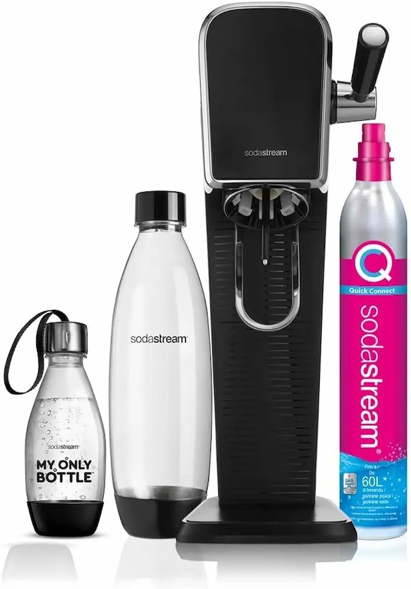 Sistema SodaStream nero per gasare l'acqua del rubinetto, mostrato con bottiglie e ricarica Quick Connect