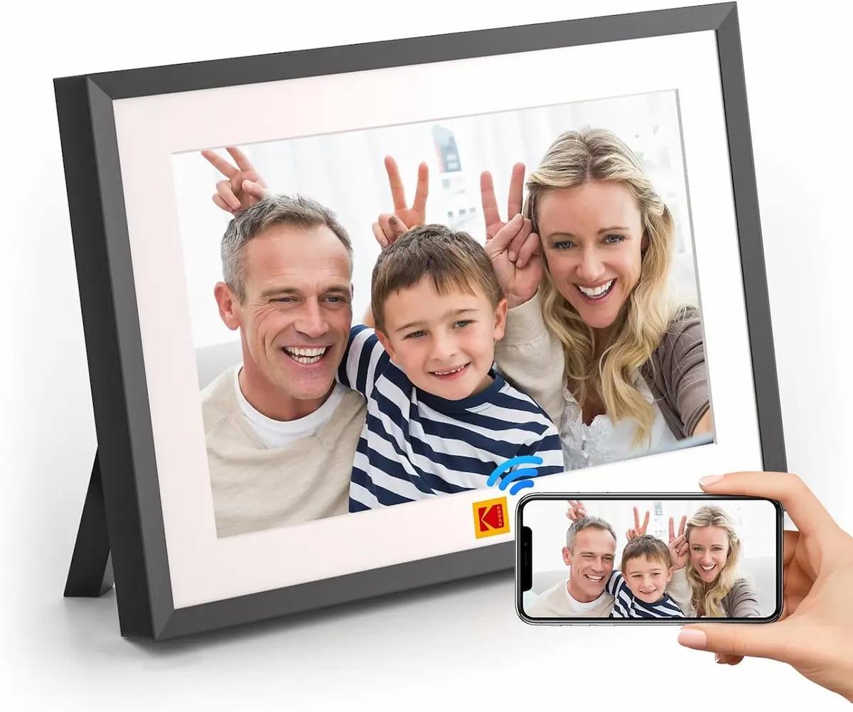 Cornice digitale Wi-Fi nera che mostra una foto di famiglia, con la possibilità di inviare immagini da un telefono