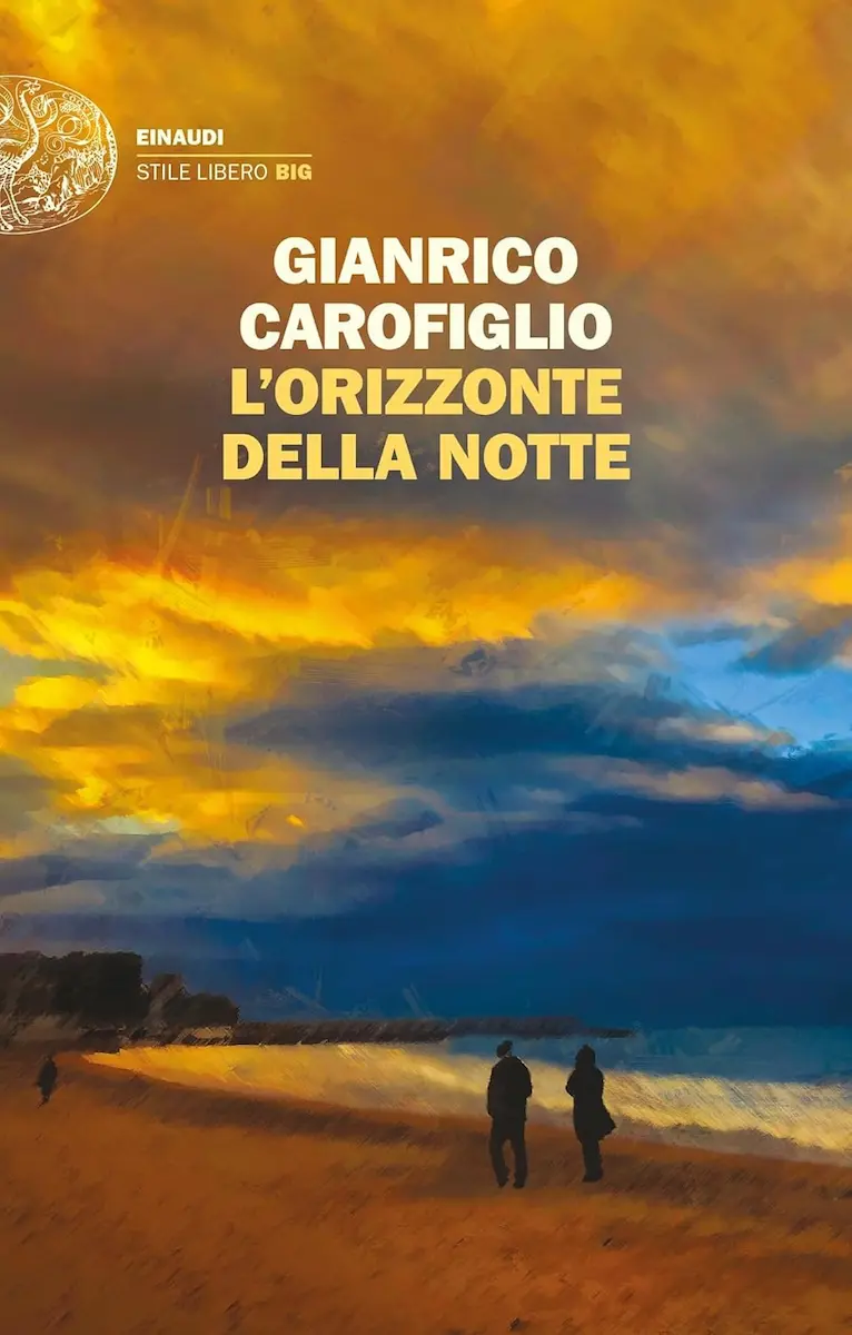 Copertina del romanzo "L'orizzonte della notte" di Gianrico Carofiglio, con illustrazione di persone sulla spiaggia al tramonto