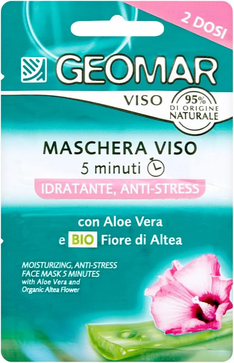 Confezione della maschera viso Geomar idratante anti-stress con Aloe Vera e bio fiore di Altea, 2 dosi, su sfondo turchese con fiore rosa e fetta di aloe in primo piano