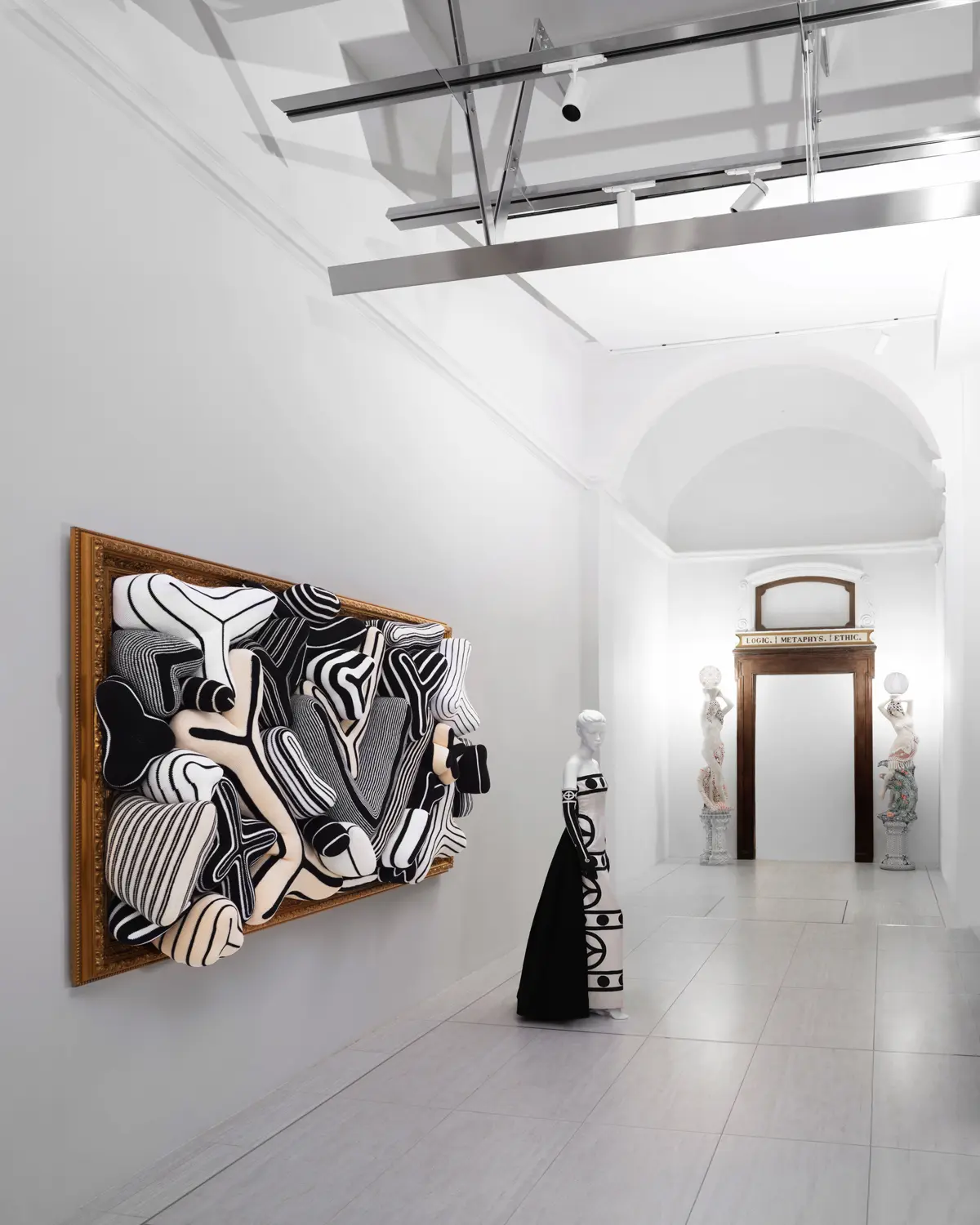 Venus The Painting e abiti geometrici Valentino collezione 1989-1990 Sala 1 mostra PM23 Roma