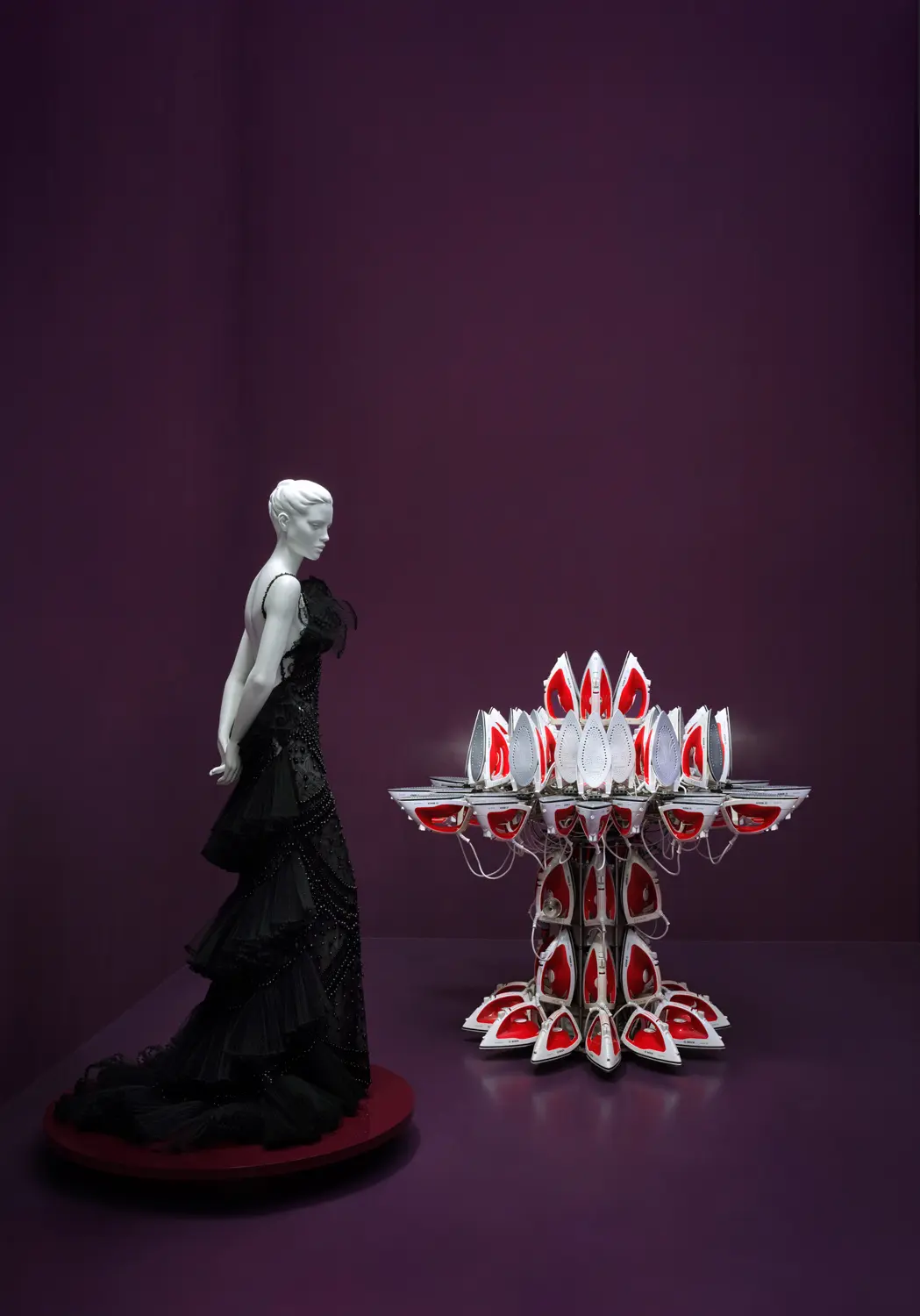 Full Steam Ahead Red fiore loto ferri da stiro abito nero Valentino Sala 4 mostra Venus PM23