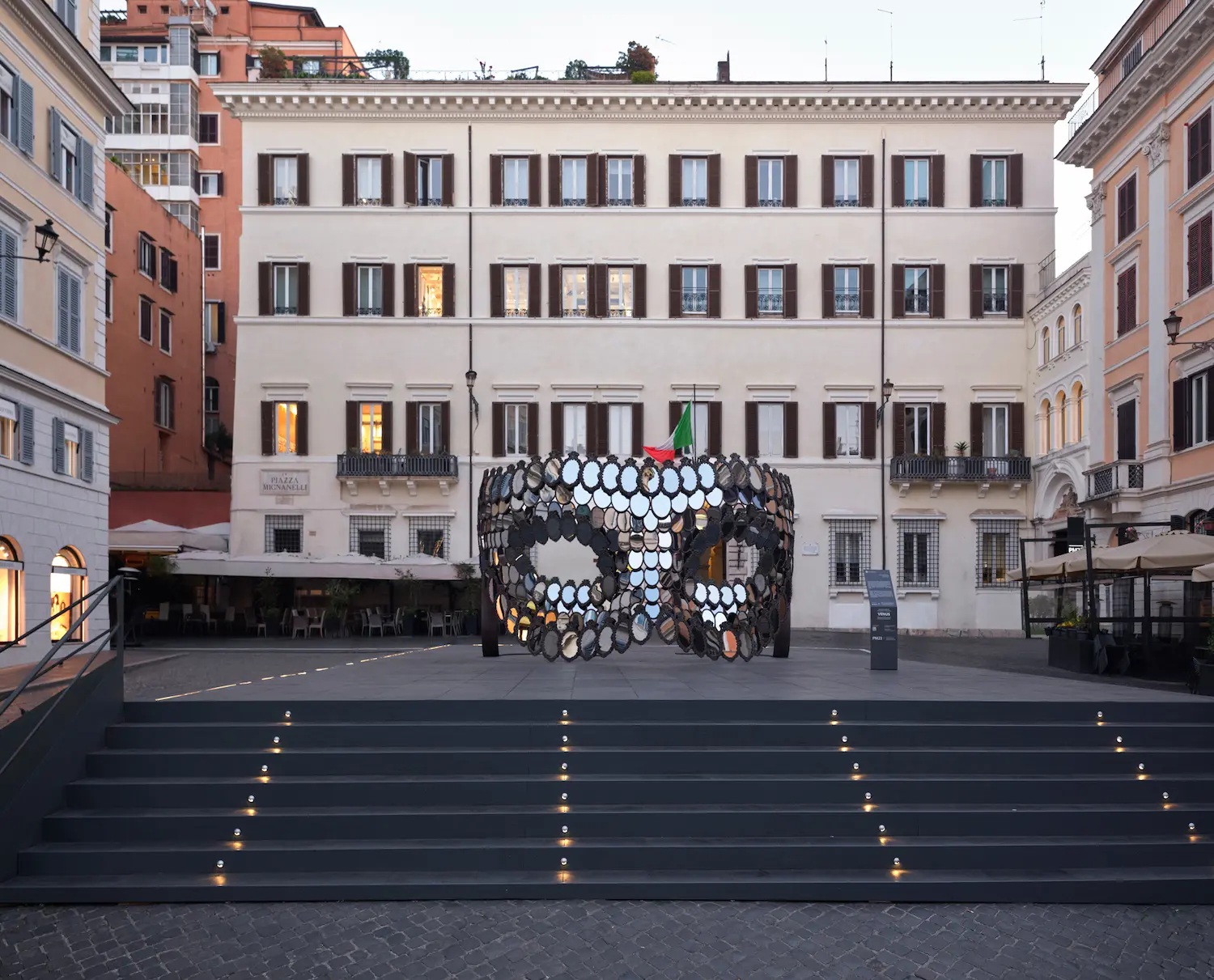I'll Be Your Mirror maschera monumentale 500 specchi Piazza Mignanelli scalinata PM23 mostra Venus