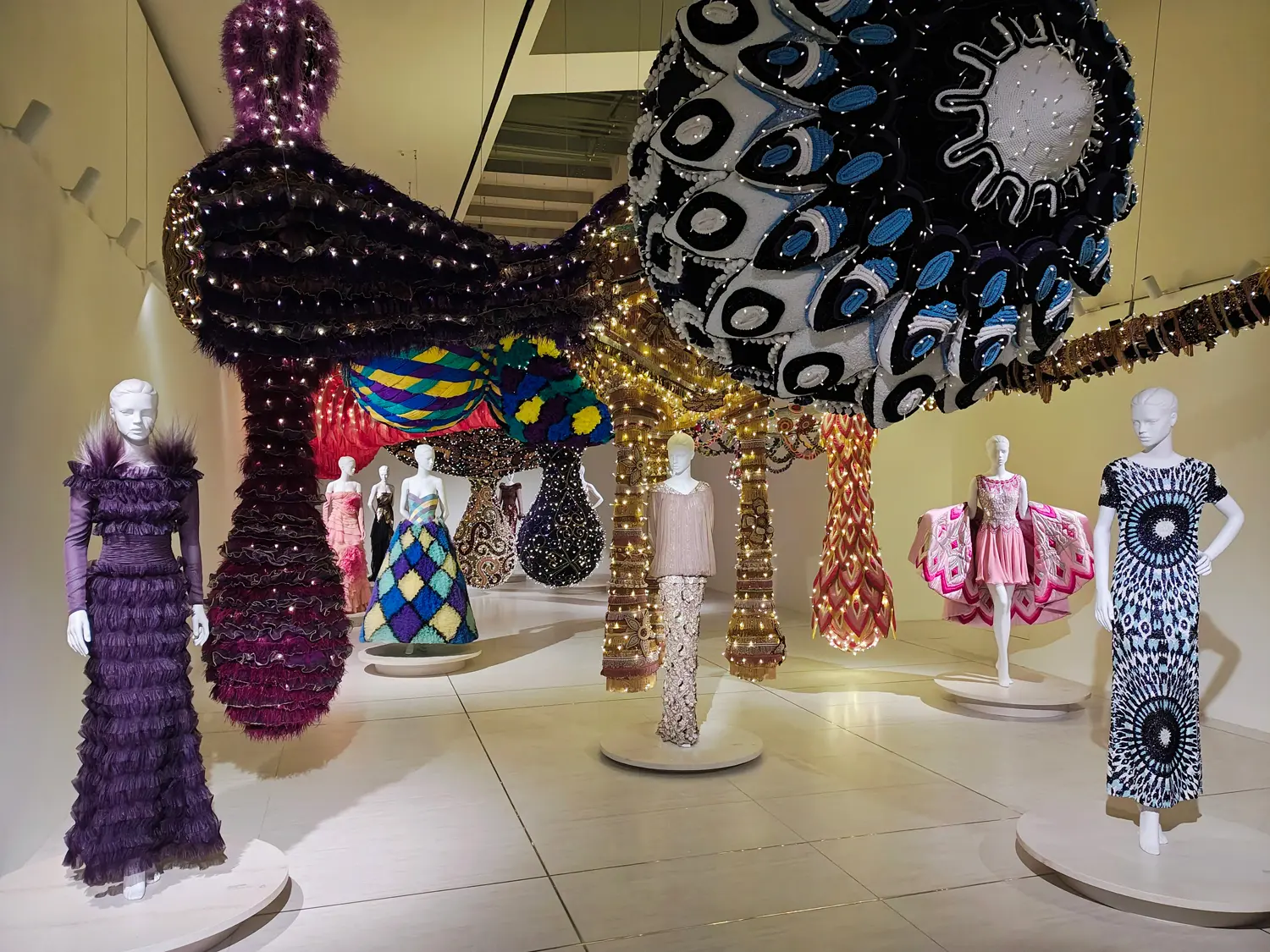 Valchiria Venus con otto abiti Valentino haute couture sala absidata mostra PM23 Roma