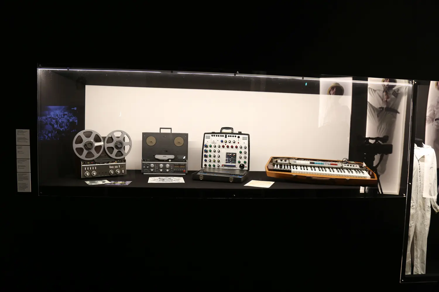 Strumenti musicali e apparecchi analogici in teca alla mostra su Franco Battiato al MAXXI di Roma