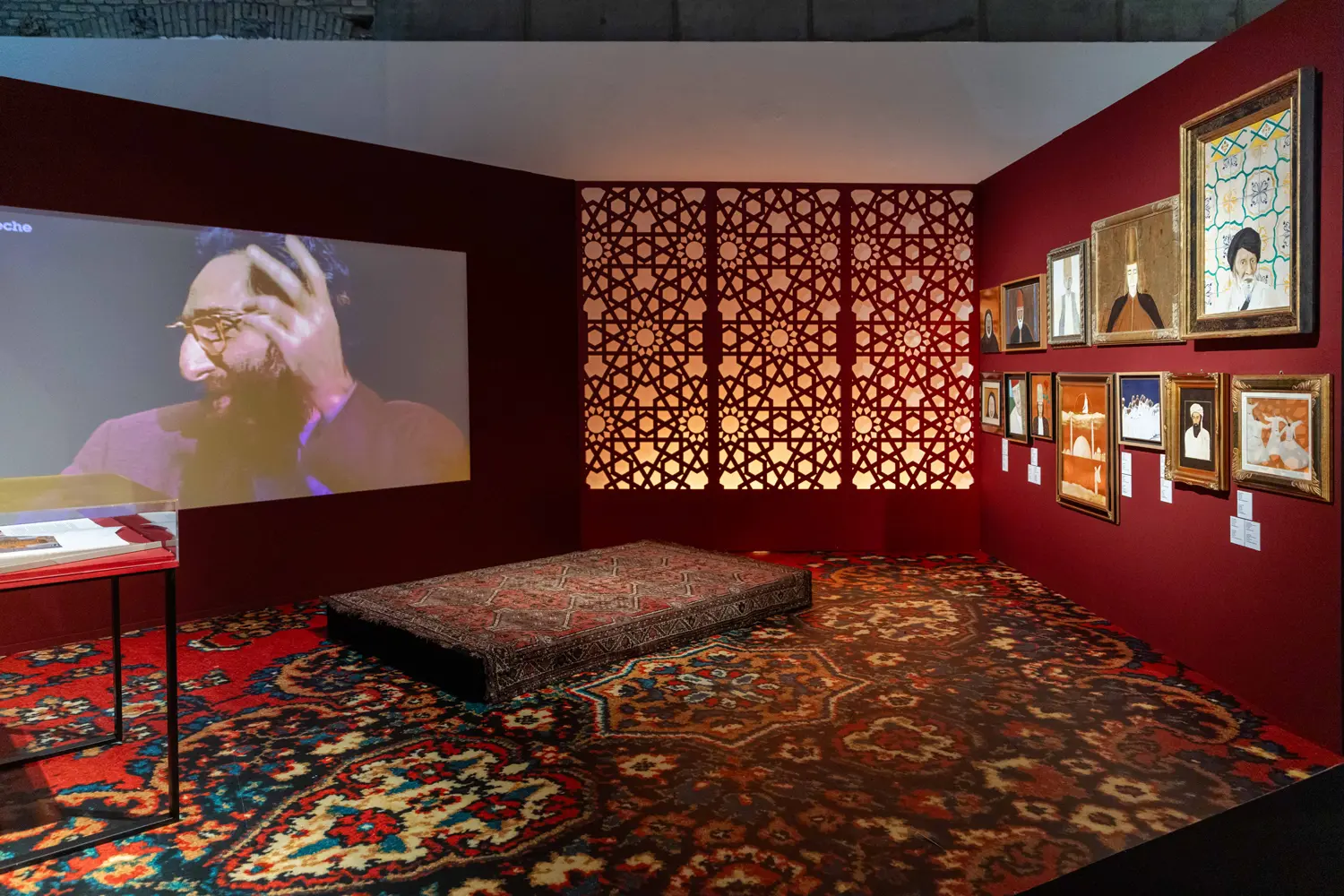 Mistica Sala rossa con tappeti, video e dipinti esposti nella mostra su Franco Battiato al MAXXI di Roma