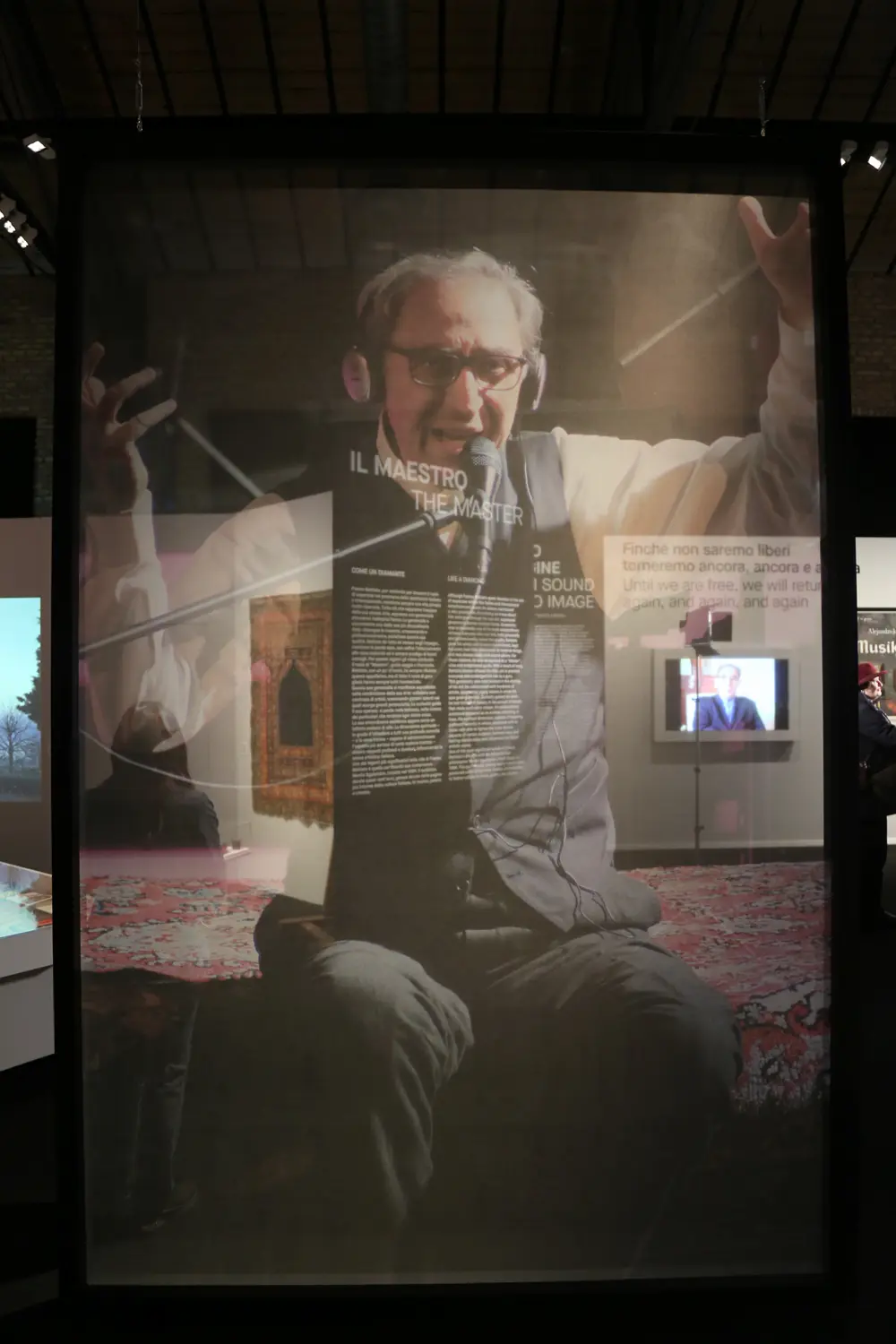 Grande pannello ‘Il maestro’ con ritratto di Franco Battiato e testi espositivi nella mostra al MAXXI di Roma