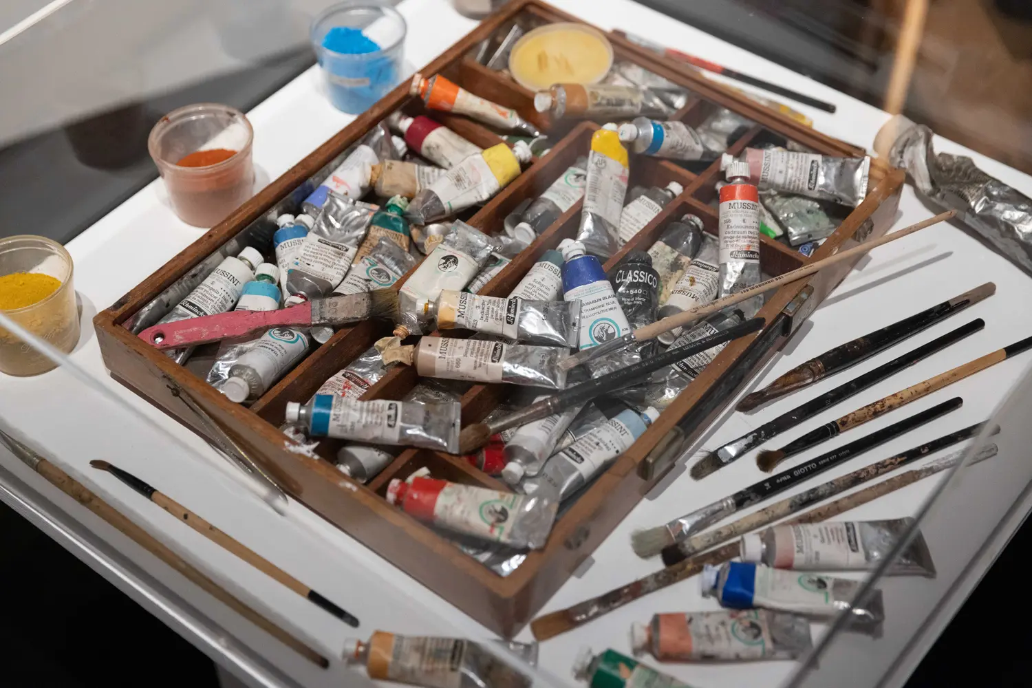 Tubi di colore e pennelli in una cassetta da pittura esposta nella mostra su Franco Battiato al MAXXI di Roma