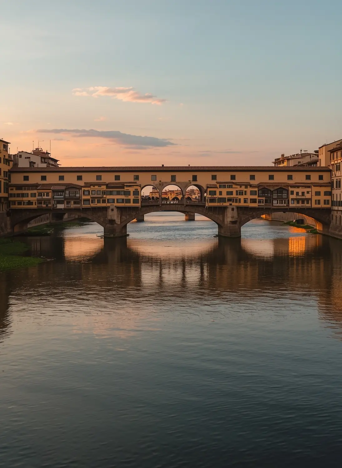 Ponte Vecchio Firenze tramonto golden hour riflessi Arno botteghe orafe ponte medievale