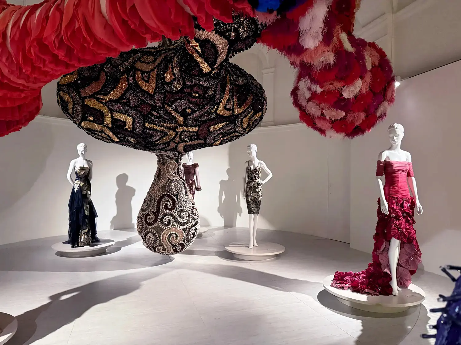 Allestimento mostra Venus PM23 Roma 2026, abiti haute couture Valentino e scultura Joana Vasconcelos