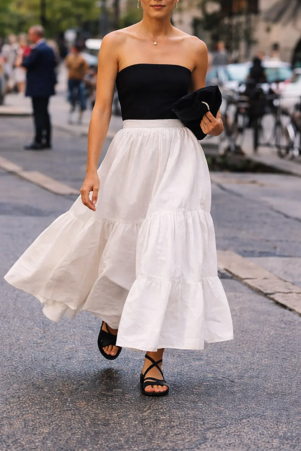 Outfit con gonna fluida e top essenziale ispirato ai trend moda estate 2026