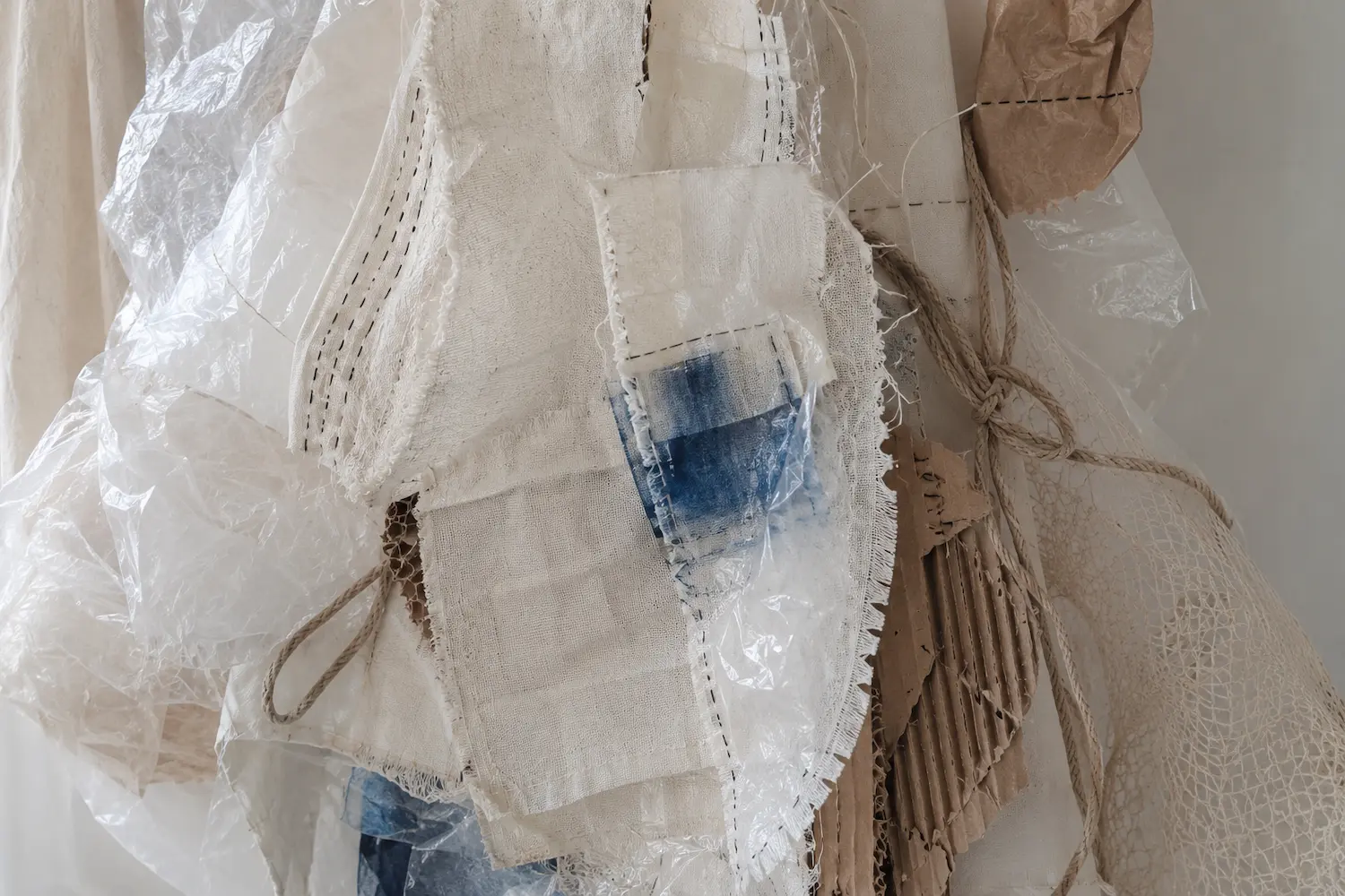 Dettaglio astratto di moda sostenibile con tessuti grezzi e plastica riciclata