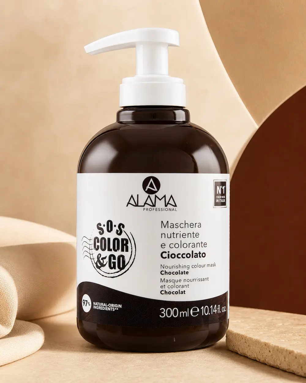 Maschera ALAMA S.O.S Color&Go Cioccolato su sfondo beige editoriale