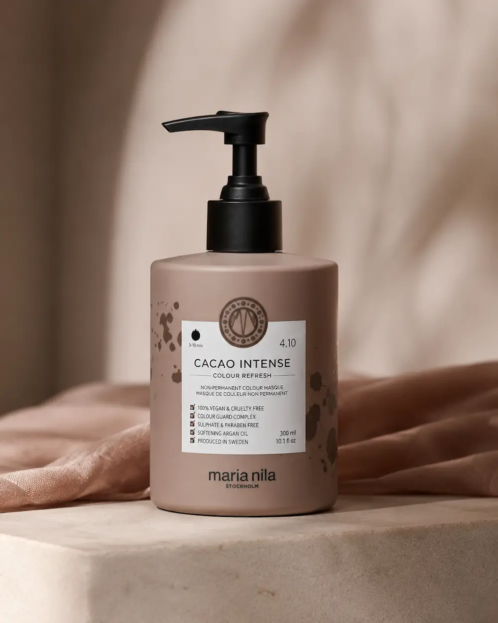 Maria Nila Colour Refresh Cacao Intense su sfondo editoriale beige