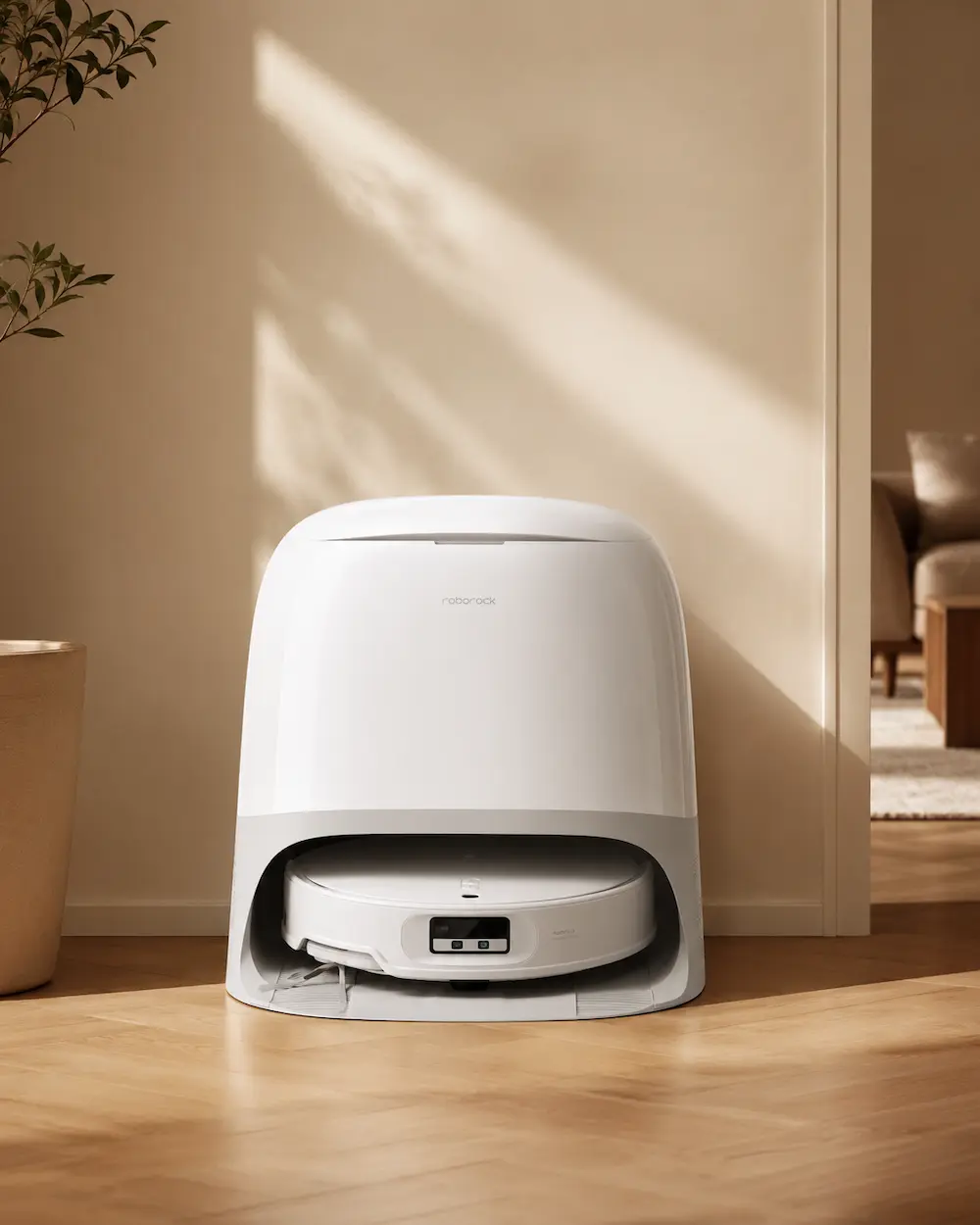 Roborock Qrevo Curv 2 Pro con stazione in un interno luminoso